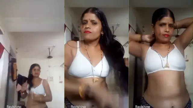 Dehati aunty apne boobs dikhane ke liye bra utarti hai