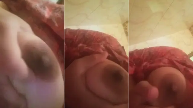 Muslim bhabhi ke bathroom mein mast boobs show