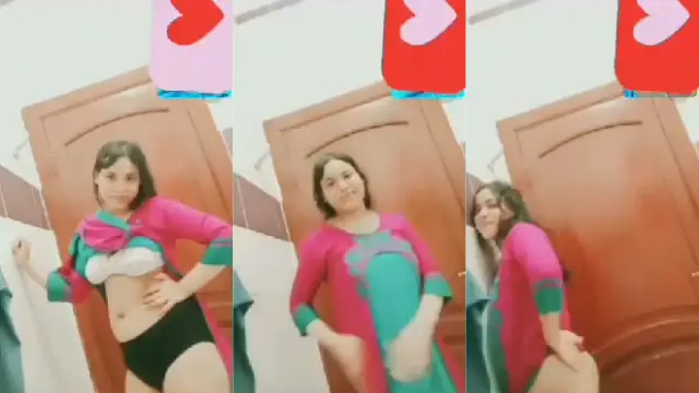 Desi Girlfriend Video Call Pe Round Boobs Dikha Rahi Hai