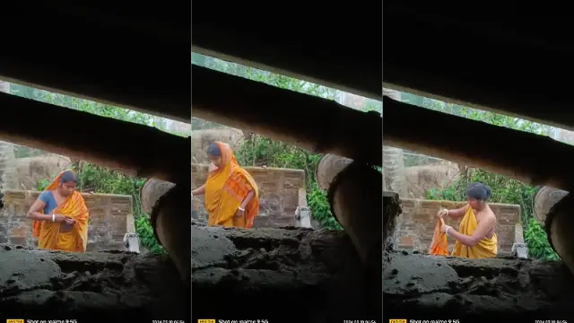 Dehati padosan bhabhi ki outdoor bath dekh kar maza aa gaya
