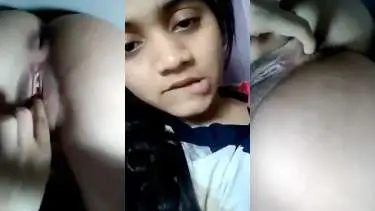 गांड में उंगली कर चर्बीदार चूत से खेलती लफ़ंगी कॉलेज गर्ल