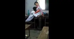 कॉलेज लवर्स का क्लासरूम रोमांस