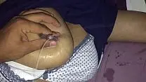 हॉट भाभी के बूब्स से दूध निकाला