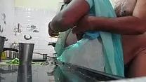 Kitchen me aunty ke boobs masle pati ne