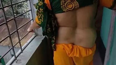 बीवी की गोद भराई में आई बांग्लादेशी मोटी भाभी को चोदा जब सब लोग दरगाह पर थे. देखें इस सेक्सी मोटी माल को चोद के चूत में लंड का रस देने की देसी पोर्न मूवी.