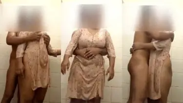 बाथरूम में पति ने टॉवेल मांगकर पत्नी से की रोमांस मस्ती